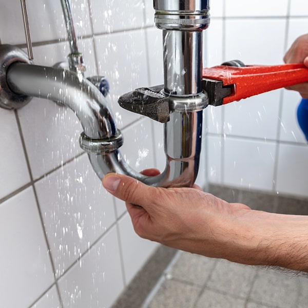 plomeros de emergencia atiende emergencias como fugas de agua, desbordamiento de sanitarios, y ruptura de tuberías